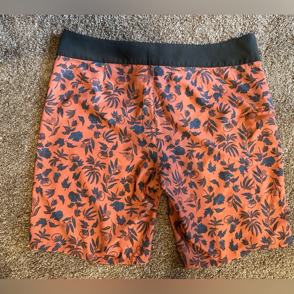 Patagonia Wavefarer swim trunks size 32 - Picture 2 of 5